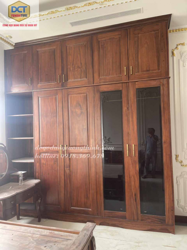 Mẫu tủ áo gỗ óc chó thiết kế kích trần cao cấp TA42